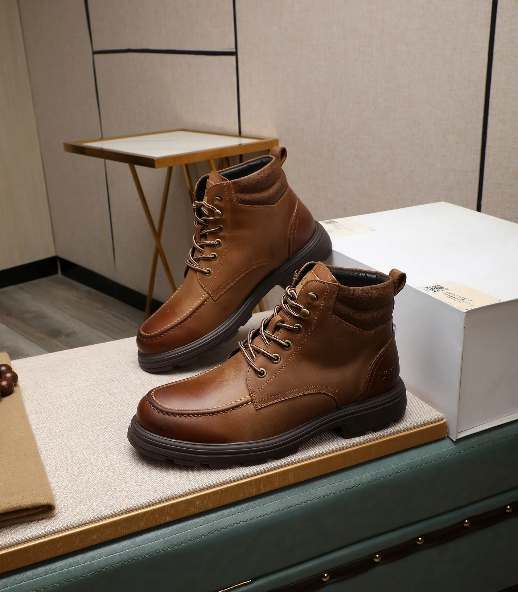 Men's men's shoes💰640 UGG (100% genuine wool lining, 10% off for fake ones) Please pay attention to the quality of the original order and compare the thickness of the wool🏮🏮Hot-selling UGG from Australia's warm luxury brand men's shoes, the official website is synchronized, Beckham men's style..., made of imported top-layer waxed cowhide, waxed toe cap, Australian real wool velvet lining Carefully sewn...Imported rubber Martin boots outsole (comfortable, soft and wear-resistant). I really like the quality..Exquisite workmanship. You can't put it down at first sight. Size 39-44